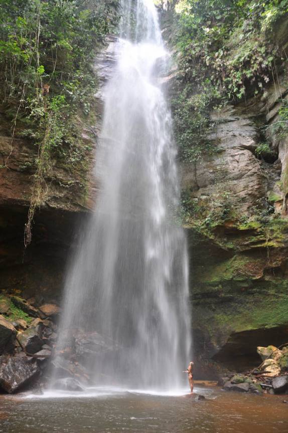 No pé da enorme Cachoeira do Roncador, a mais alta de Taquaruçu - TO